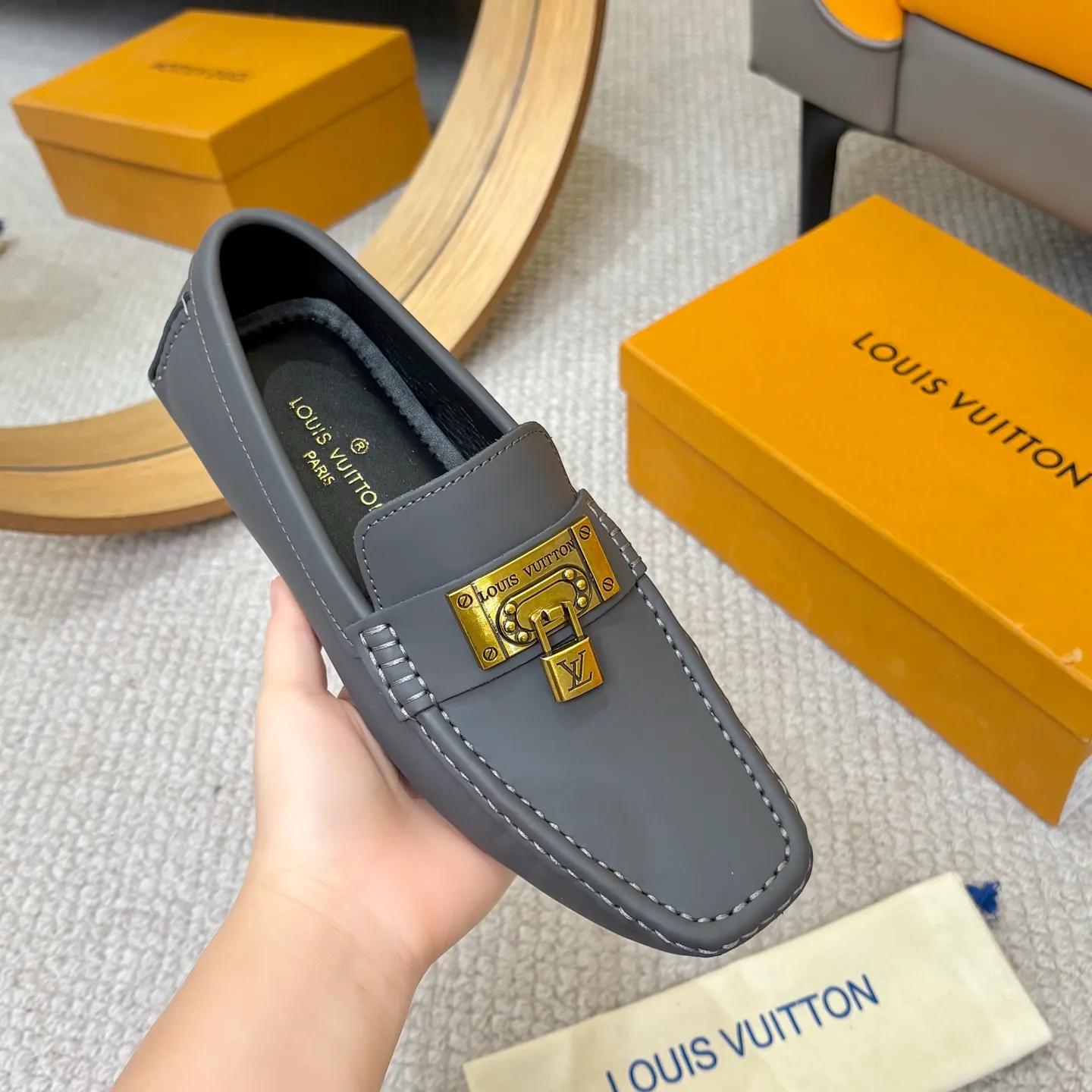 Men's men's shoes 💰420 (Yangli) LV 2⃣️0⃣️2⃣️5️⃣Spring and summer counter GLORIA series models ✈️Original factory special leather production, original last type. A classic driving slip-on casual shoe that shows an elegant style with exquisite craftsmanship details such as Monogram embossing all over the upper🌀Italian imported calfskin fabric Sheepskin foot pads➕Inside～Private mold replica sole Unique style Comfortable driving slip-on Size: 4-12 (38-46) Comes with [Counter packaging: original box, wrapping paper, card, instruction manual, shoehorn, cloth bag] No pressure to enter and leave the counter!